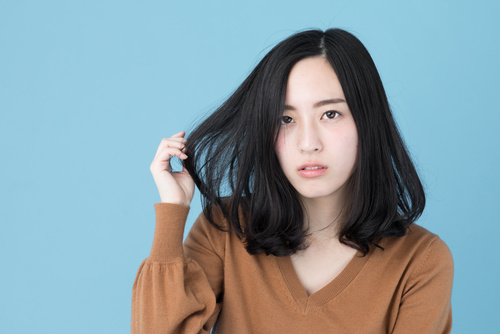 というわけで、こんにちは! ロングヘアを目指して髪を伸ばしているヘアドレ編集部の堀内です。 私もセミロング、「髪を伸ばしたいけど、切りたい!