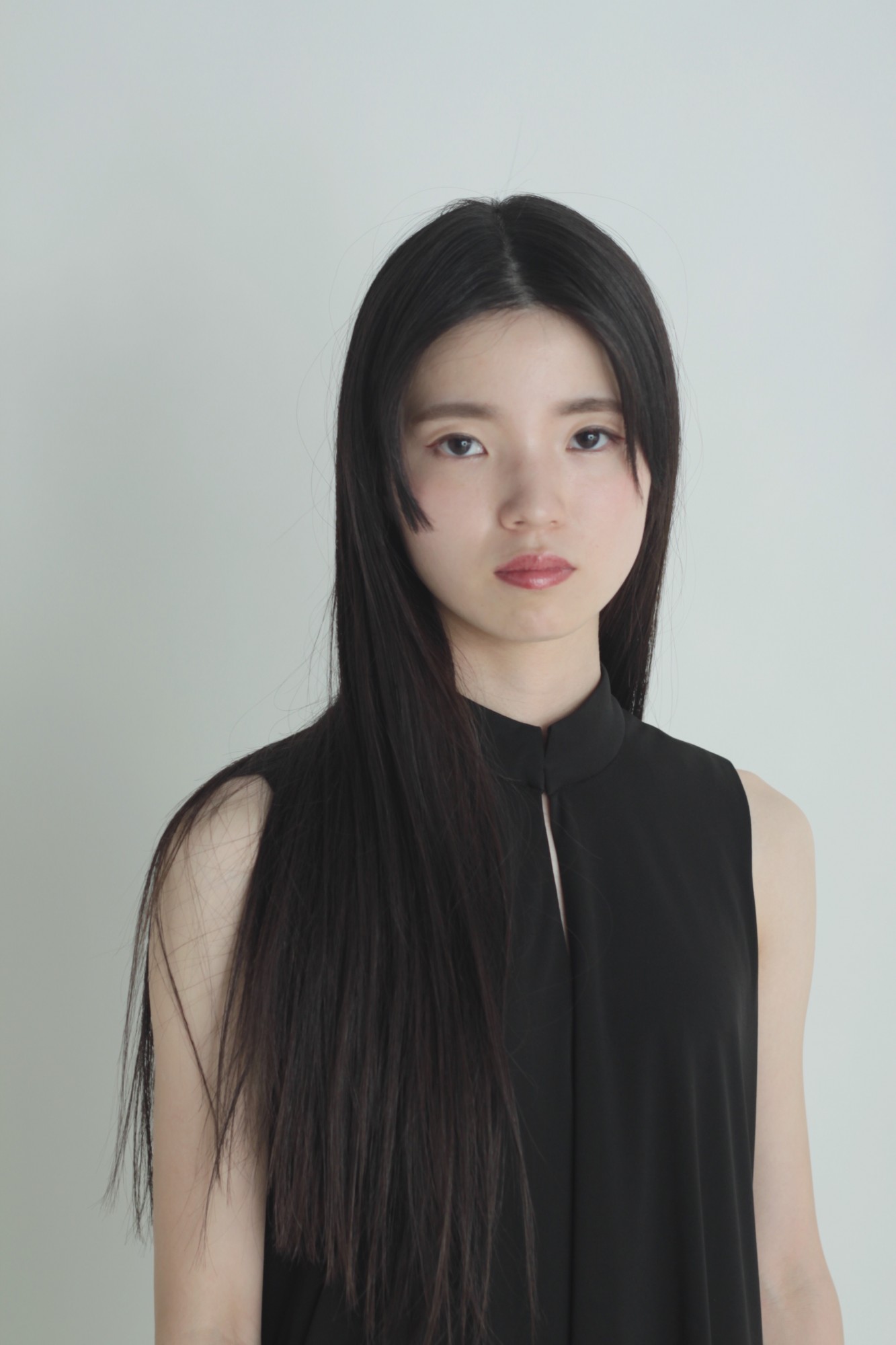 センターパートの黒髪ロングの髪型 ヘアスタイル ヘアドレ