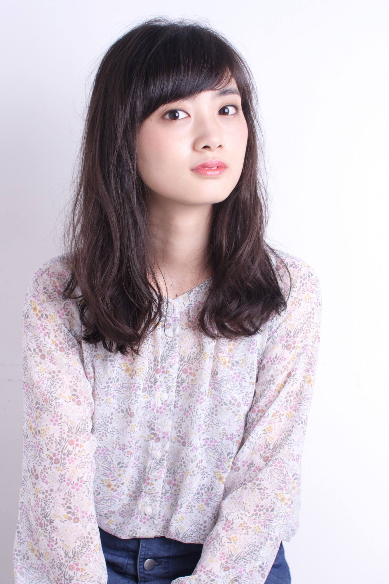 ゆるやかウェーブの大人ナチュラルセミロングの髪型 ヘアスタイル ヘアドレ ゆるやかウェーブの大人ナチュラルセミロングの髪型 ヘアスタイル ヘアドレ