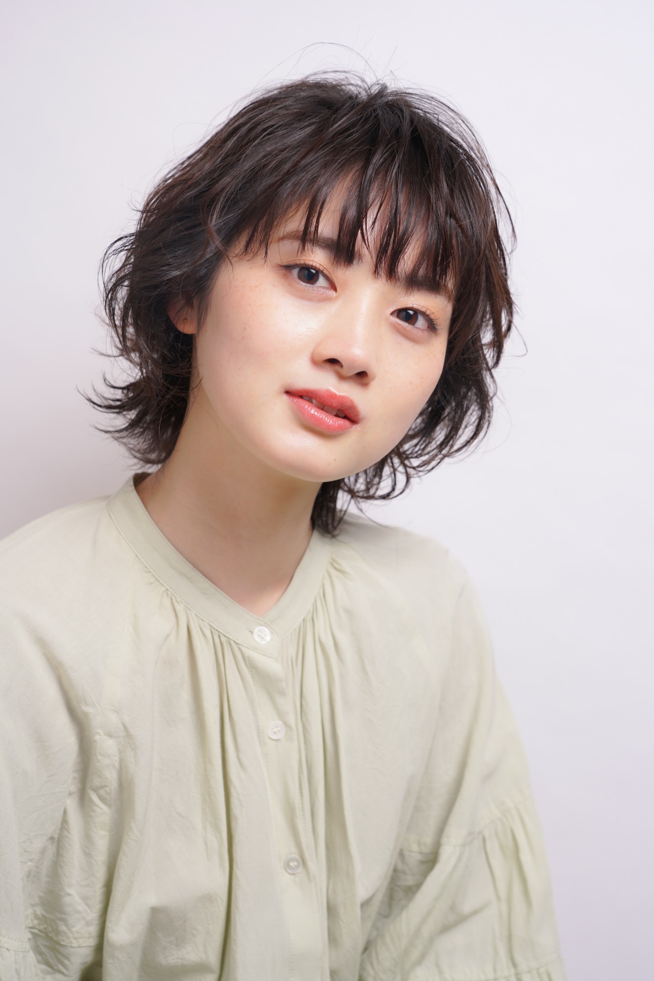 やわらかパーマのウルフショートの髪型 ヘアスタイル ヘアドレ