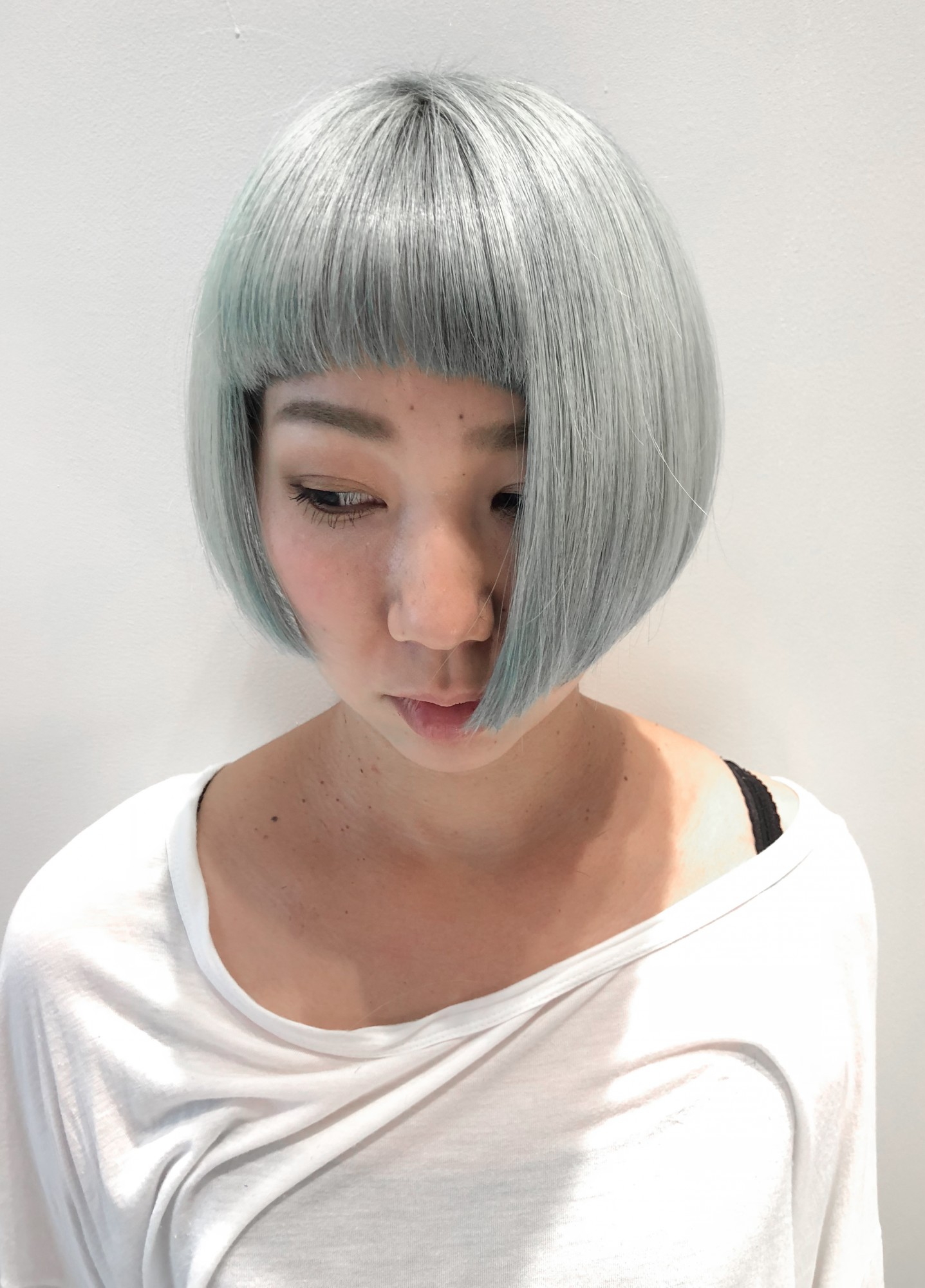 ツヤツヤ アイスブルーの髪型 ヘアスタイル ヘアドレ