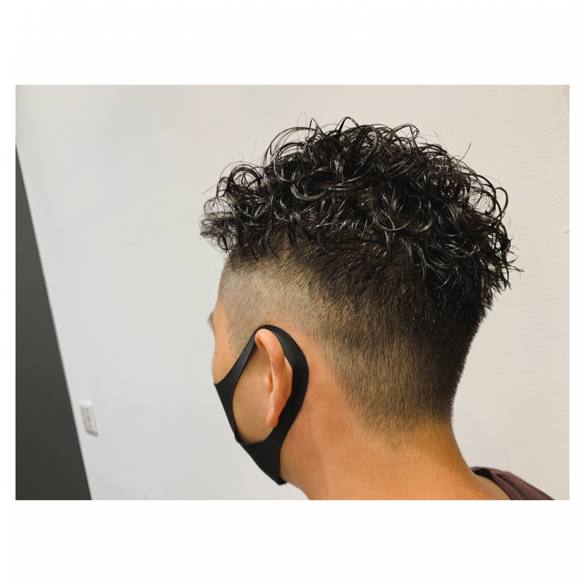 フェードスタイルにパーマでくるっとの髪型 ヘアスタイル ヘアドレ