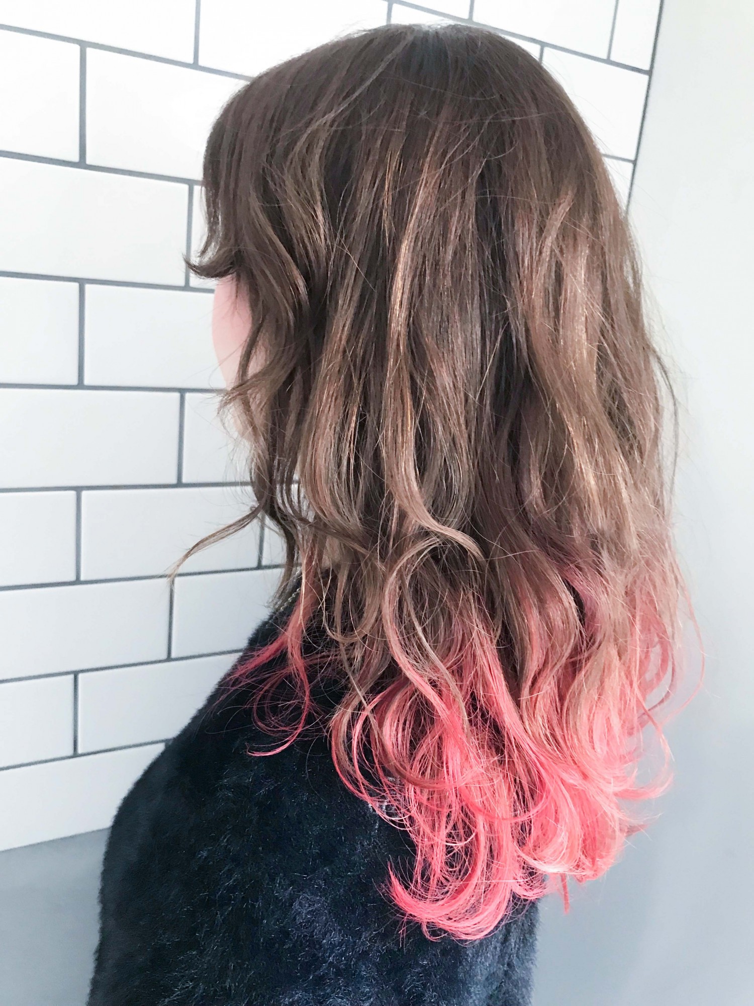 ピンクのアクセントカラーで魅せるグラデーションカラーの髪型 ヘア