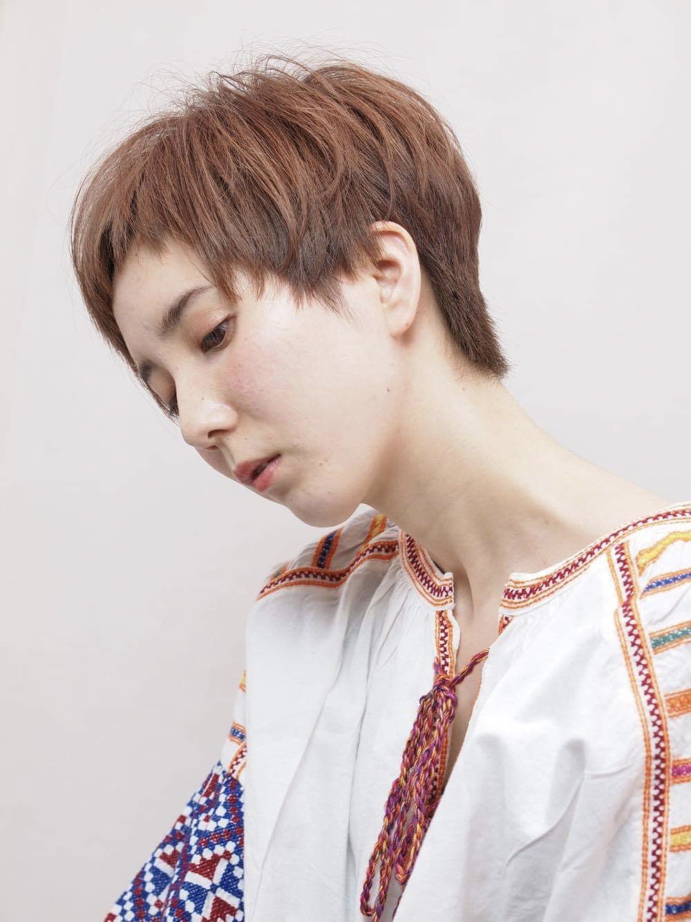 切り込んだスタイリッシュなショートの髪型 ヘアスタイル ヘアドレ