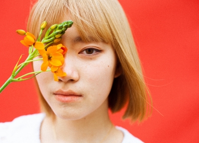 麗らかなブロンドヘアーのボブスタイル