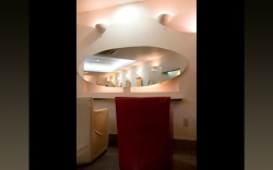 【Dressing Table】
優しくＲ状にカーブしたカットスペースはシンプルなデザインと間接照明がステキ。
